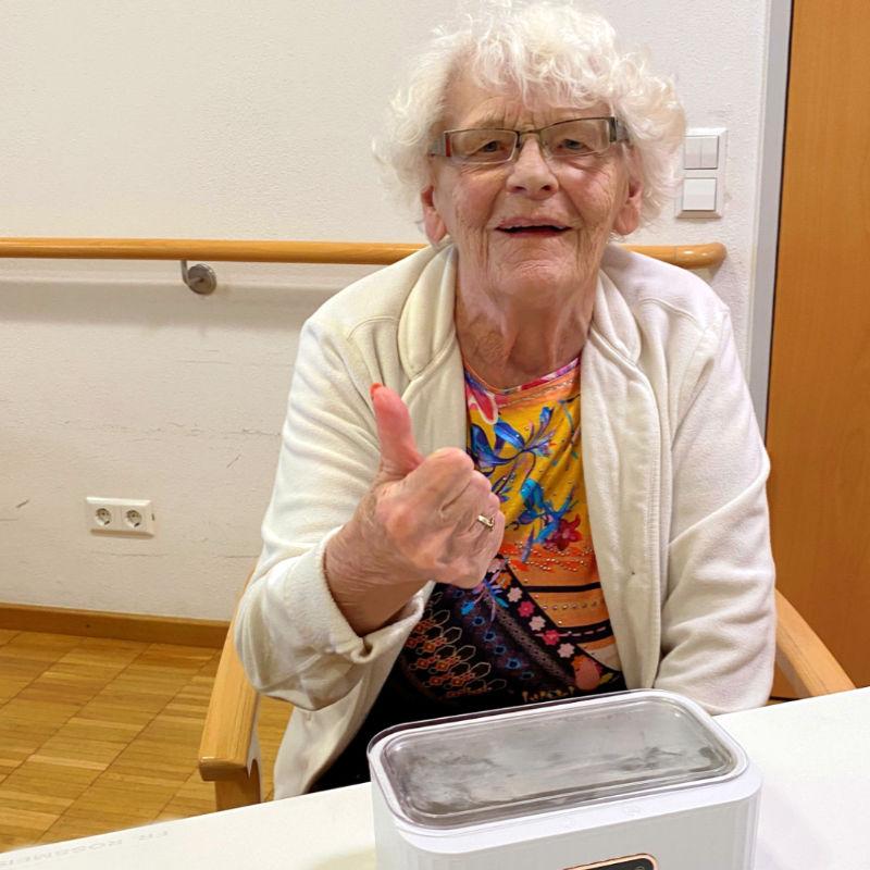 Pflegekundin freut sich über Brillenputzservice im St. Elisabeth Senden