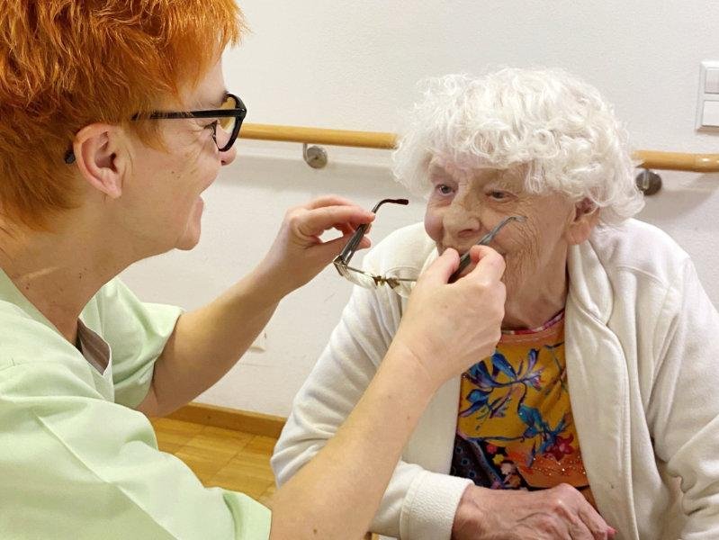 Brillenputzfee für Pflegekunden im St. Elisabeth Senden